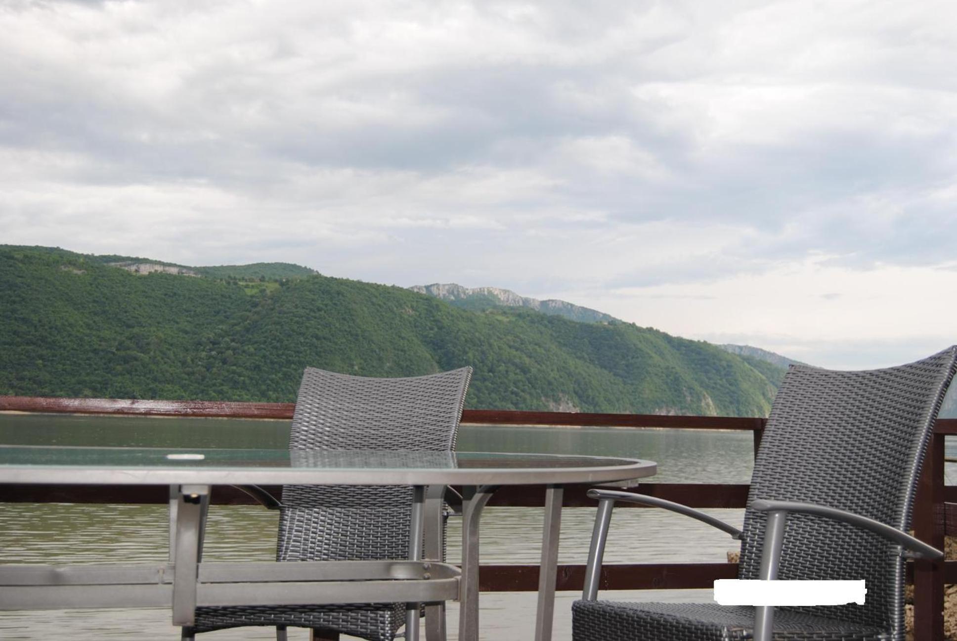 Pension La Ponton Ieşelniţa Exteriér fotografie