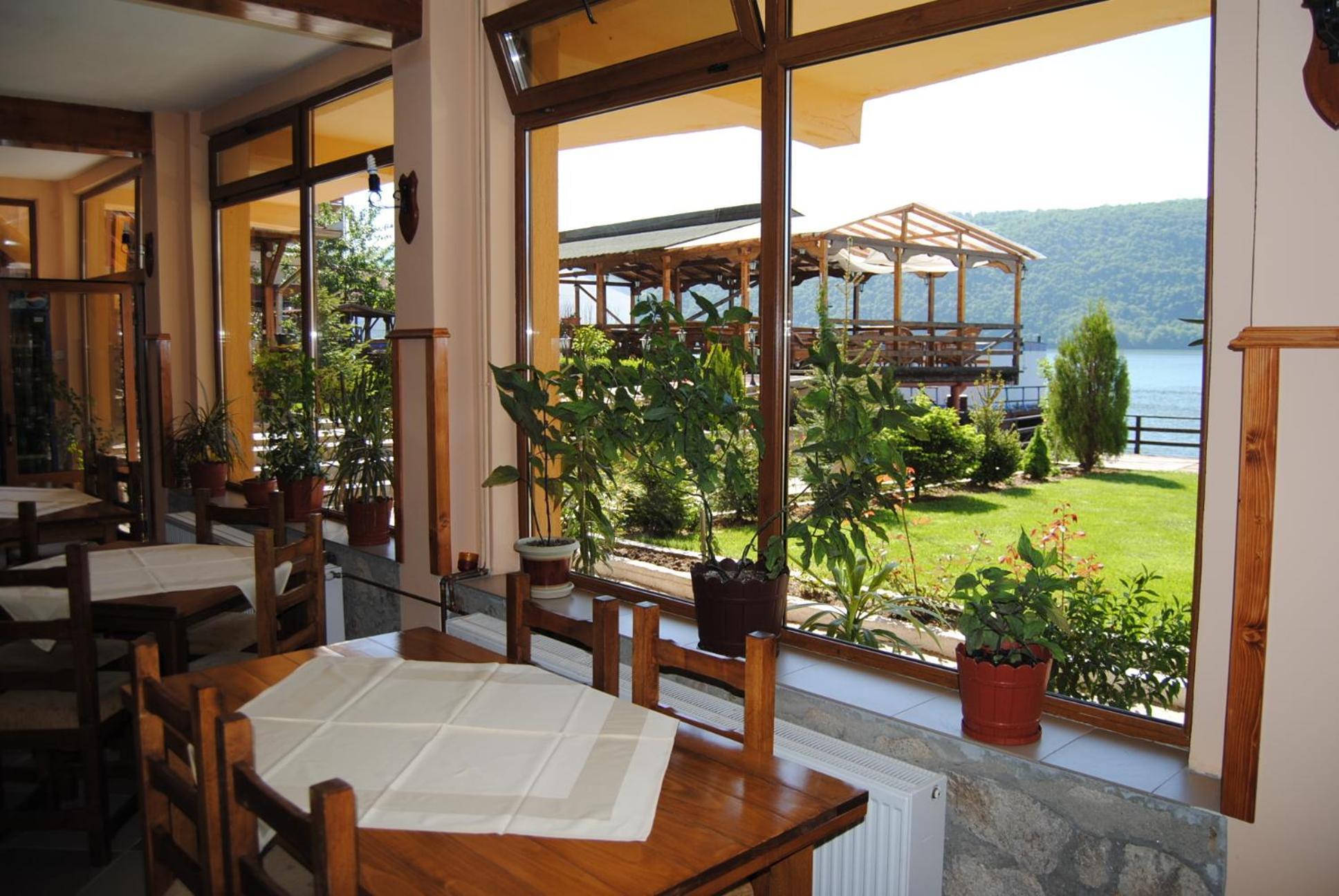 Pension La Ponton Ieşelniţa Exteriér fotografie