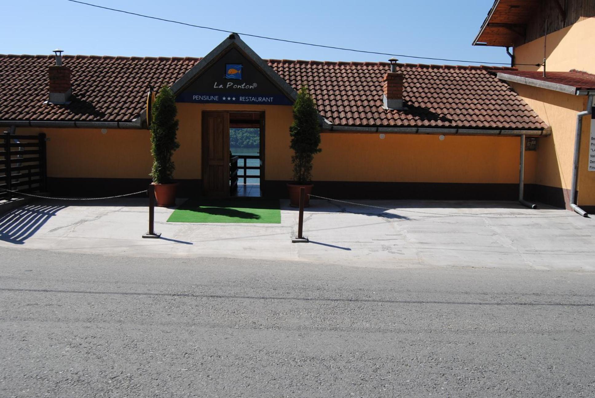 Pension La Ponton Ieşelniţa Exteriér fotografie