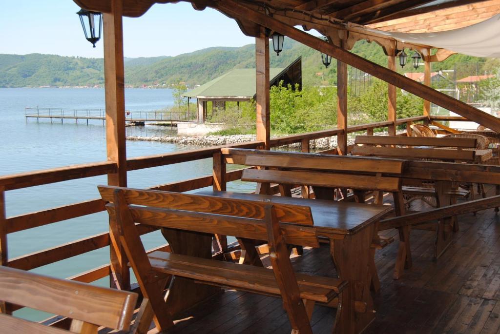 Pension La Ponton Ieşelniţa Exteriér fotografie