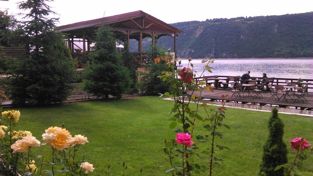 Pension La Ponton Ieşelniţa Exteriér fotografie